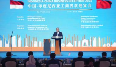 Premierul Li Qiang a participat la cina comunității de afaceri China-Indonezia și a ținut remarci. Chen Lei, președinte și președinte al Tongkun Group Co., Ltd., a fost invitat să participe.